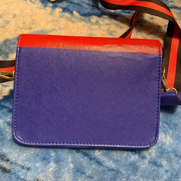 Cute blue and red purse. - Picture 3 of 5